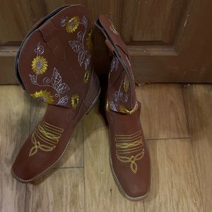 NWOT SUEDE COWBOY BOOTS SIZE 10